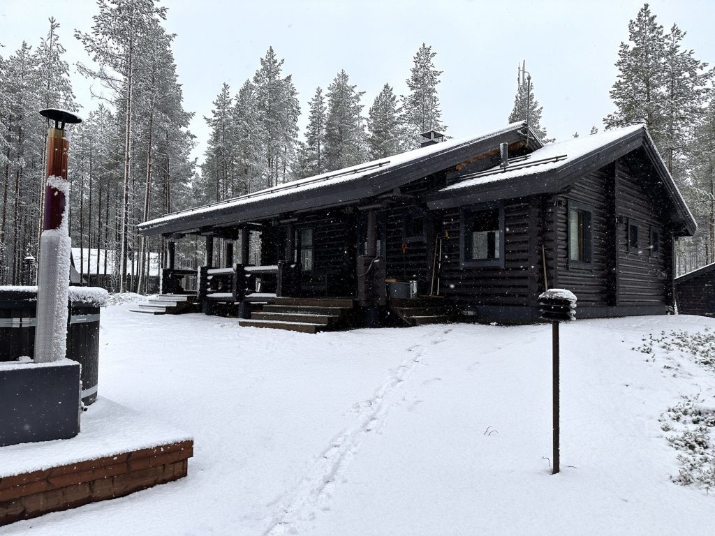 Lämminhenkinen mökki lähellä Kuusamon luontoa, mahdollistaa helpon pääsyn patikointireiteille