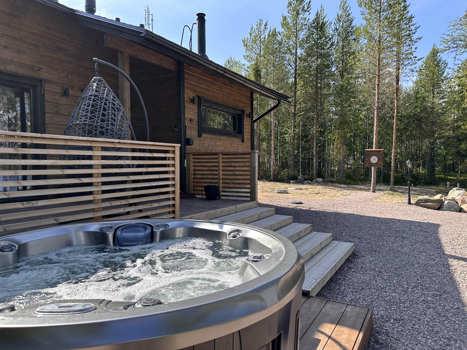 Porealtaalliset mökit